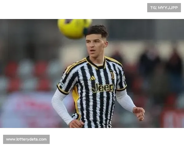 萨索洛球员穆哈雷莫维奇乌龙吊射，助尤文图斯领先。